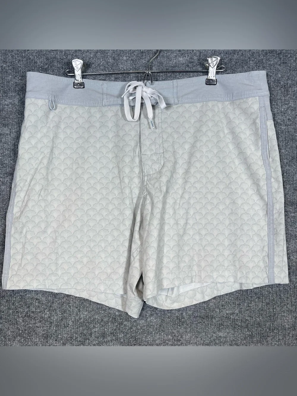 Chubbies The Salt Baths Mens 35 6in Inseam Gray Seashell Pocket Boardshorts